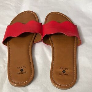 SHADE & SHORE scalloped slide sandals. Red
